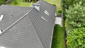 Smutsigt mörkt tak före